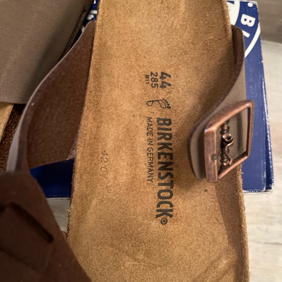 ntroducing the Birkenstock Medina slip-on sandals in mocha color. - Picture 4 of 6